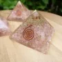 Pirâmide de Orgonite com Quartzo Rosa - Grande