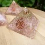 Pirâmide de Orgonite com Quartzo Rosa