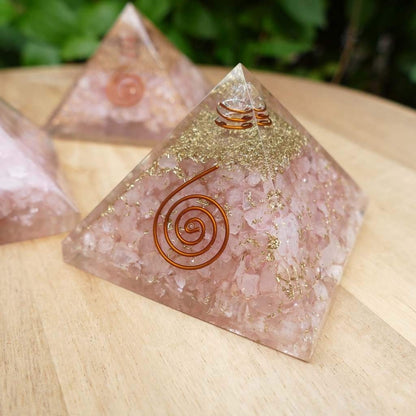 Pirâmide de Orgonite com Quartzo Rosa - Grande